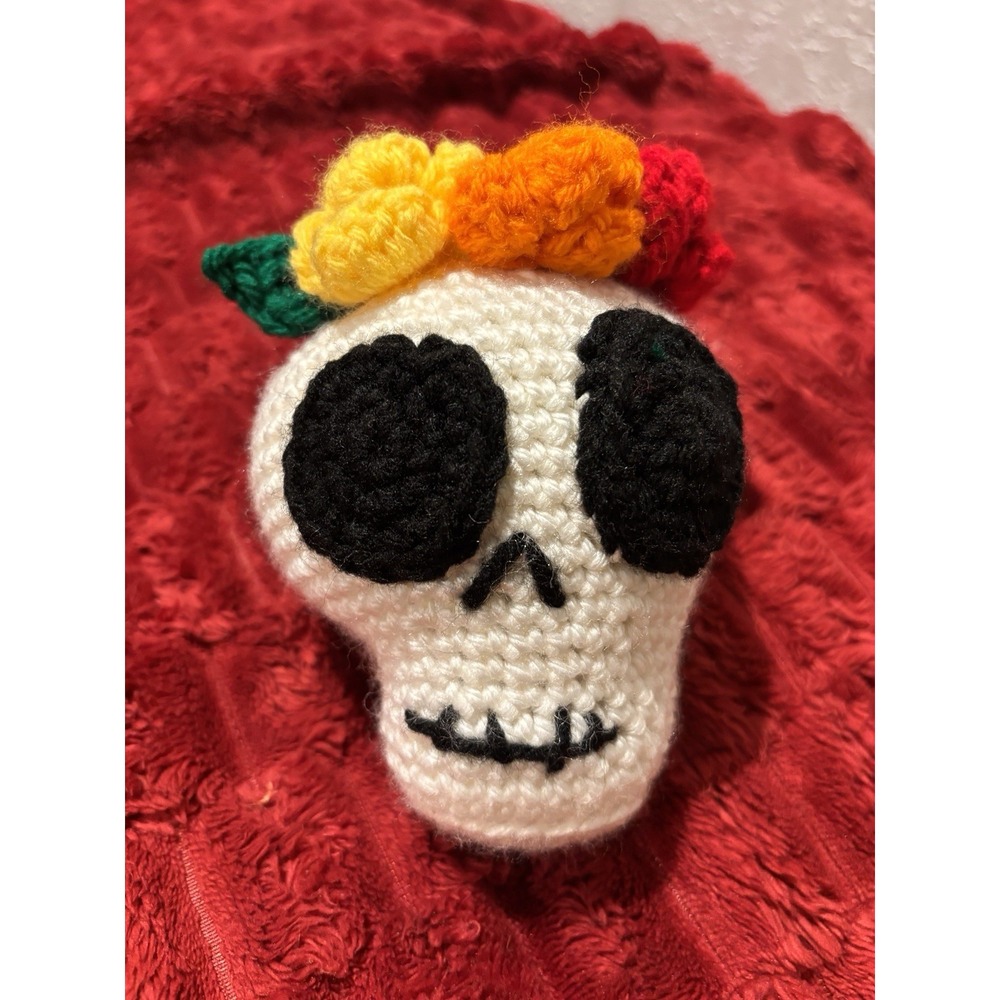 White Sugar Skull 5.5x4 Dio de Los Muertos 3 Roses 3 Leaf Crown Halloween Decor